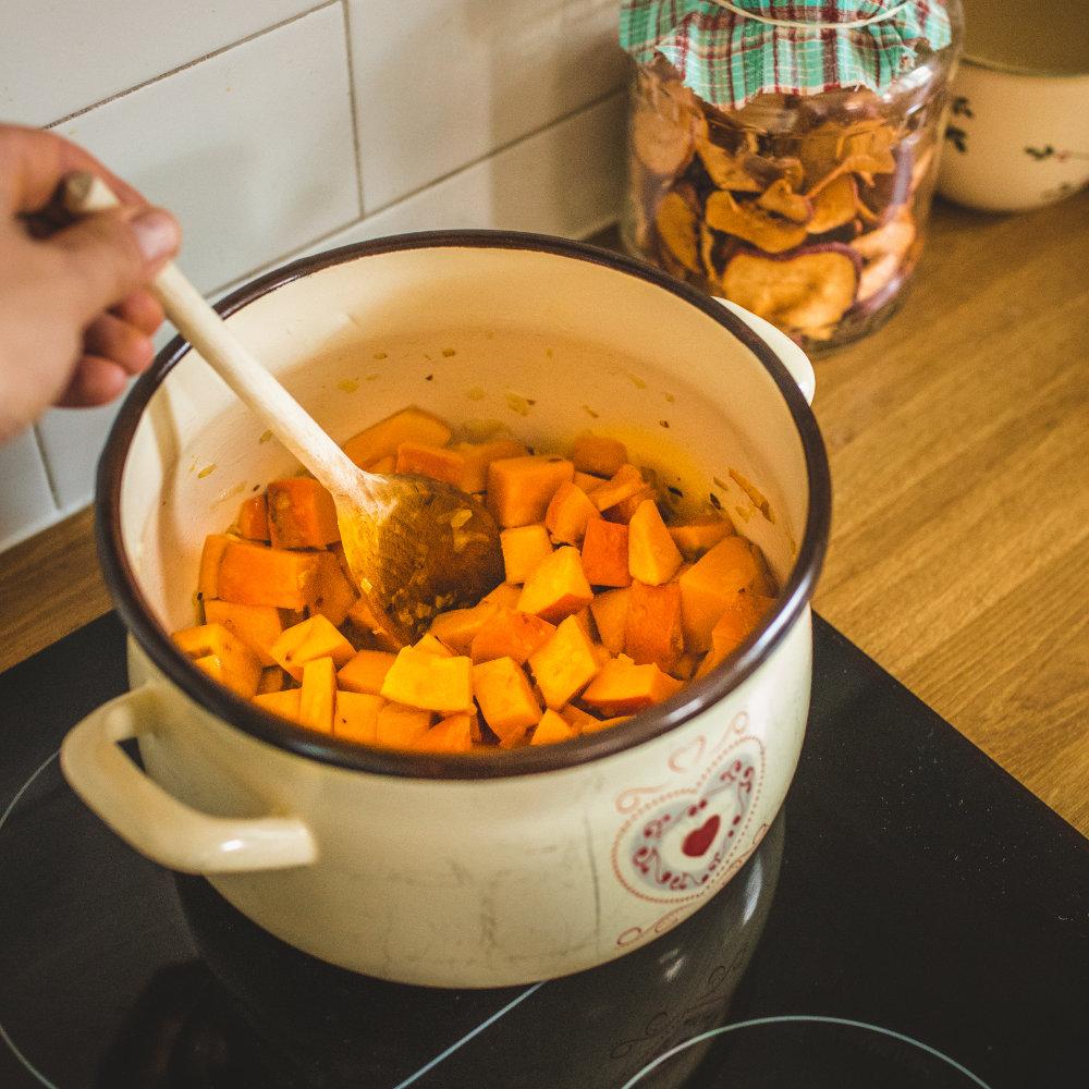 Dýňová polévka, podzimní dýňový krém s bazalkou – recept krok 3