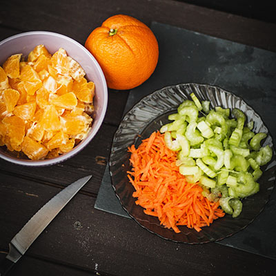 Vitaminový salát z pomerančů, mrkve a řapíkatého celeru - recept krok 3