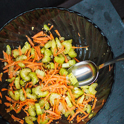 Vitaminový salát z pomerančů, mrkve a řapíkatého celeru - recept krok 4