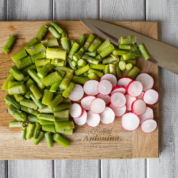 Jarní salát s chřestem a avokádovým dresingem – recept krok 2