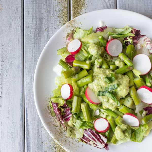 Jarní salát s chřestem a avokádovým dresingem – recept krok 5